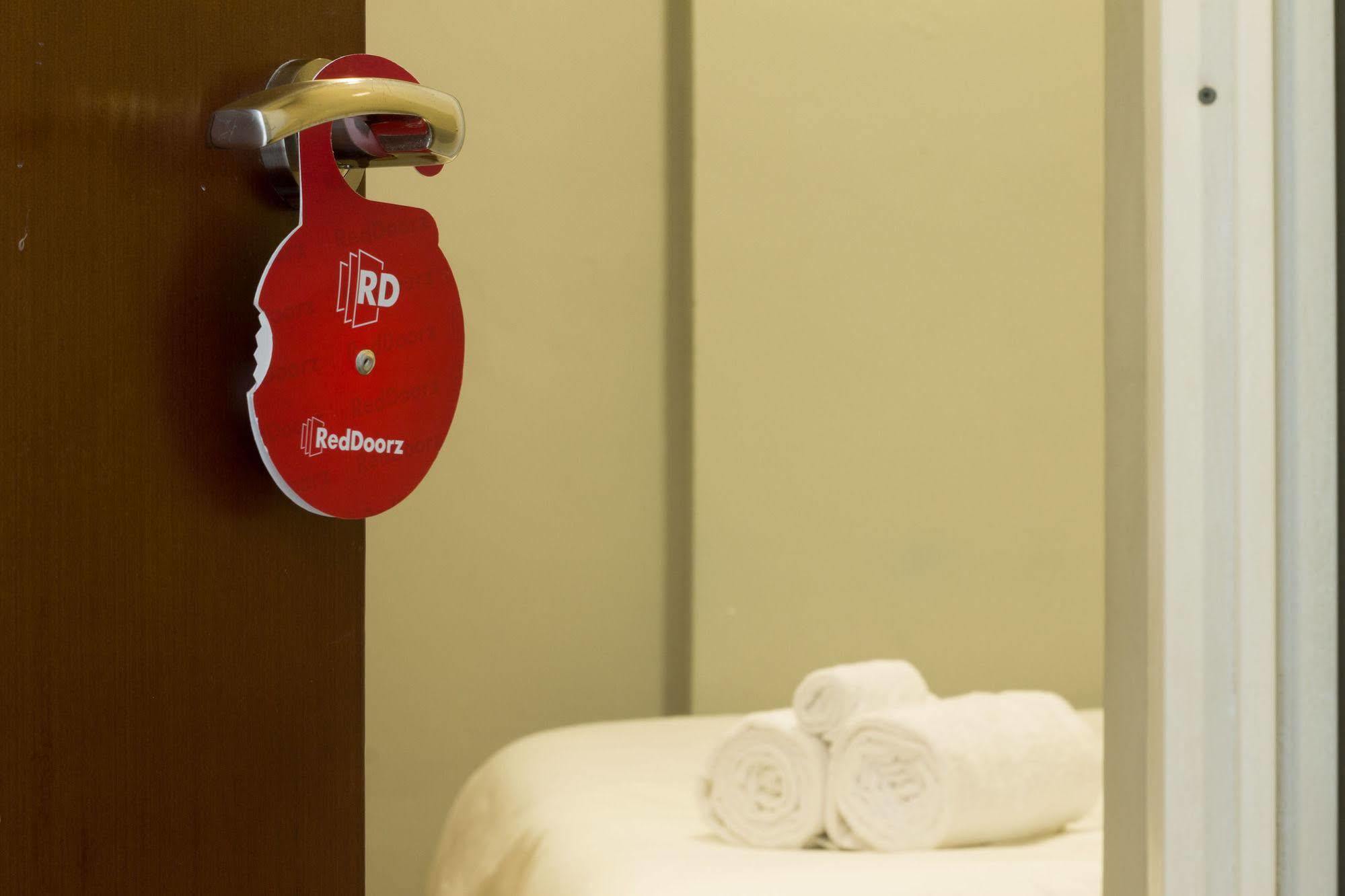 Hotel Reddoorz Near Pantai Jerman Kuta Lombok Esterno foto
