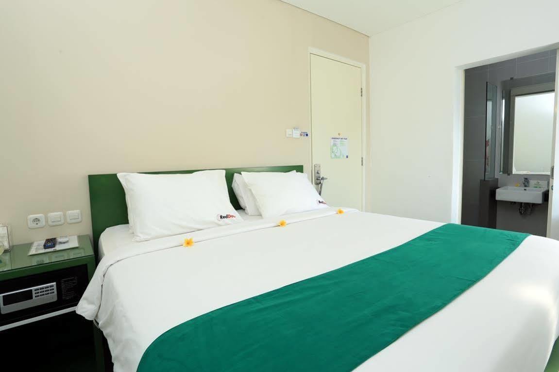Hotel Reddoorz Near Pantai Jerman Kuta Lombok Esterno foto