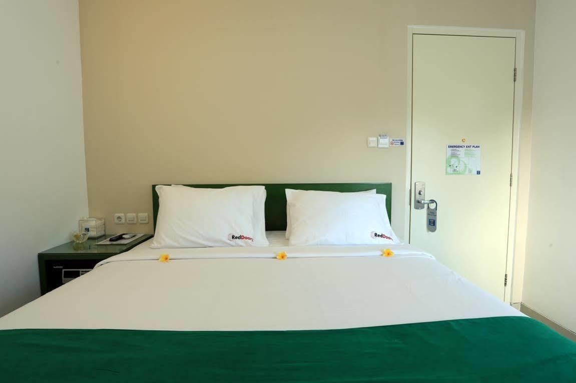 Hotel Reddoorz Near Pantai Jerman Kuta Lombok Esterno foto